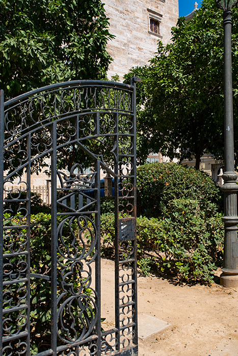 Jardin Generalitat gate dark