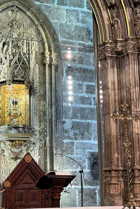 Valencia catedral grail cross color