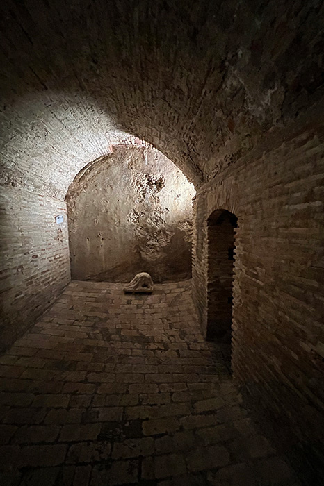 Valencia catedral passage darker